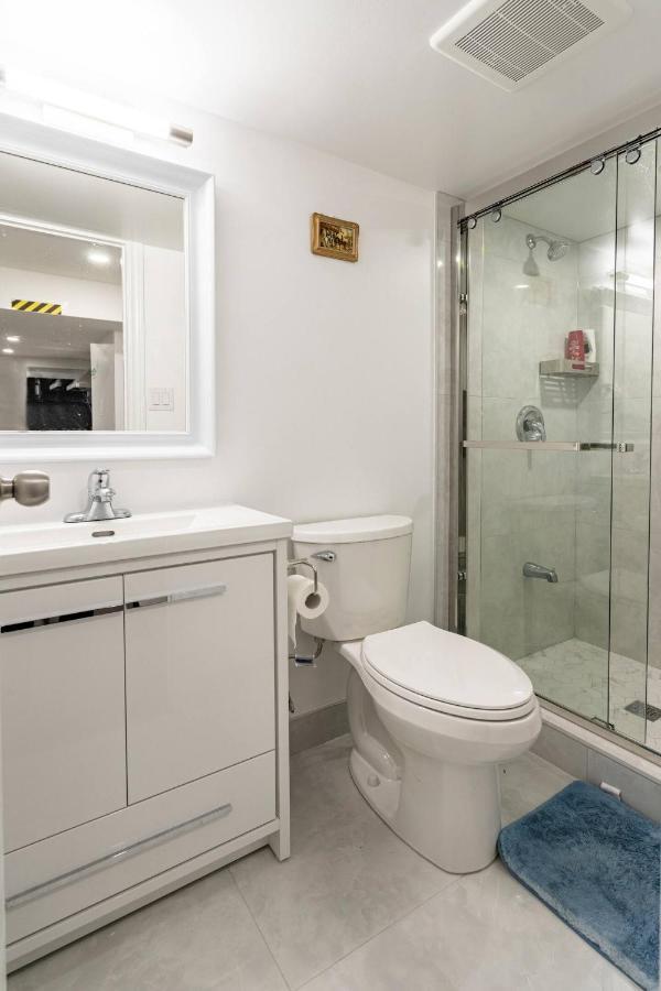 Simple & Tidy Private Rooms Toronto Eksteriør billede